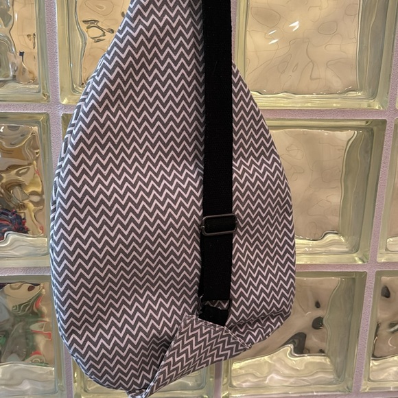 Multiple compartment sling Crossbody bag - Picture 5 of 6